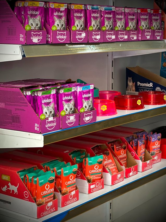 Prateleiras com alimentos para gatos no Clube do Bixo